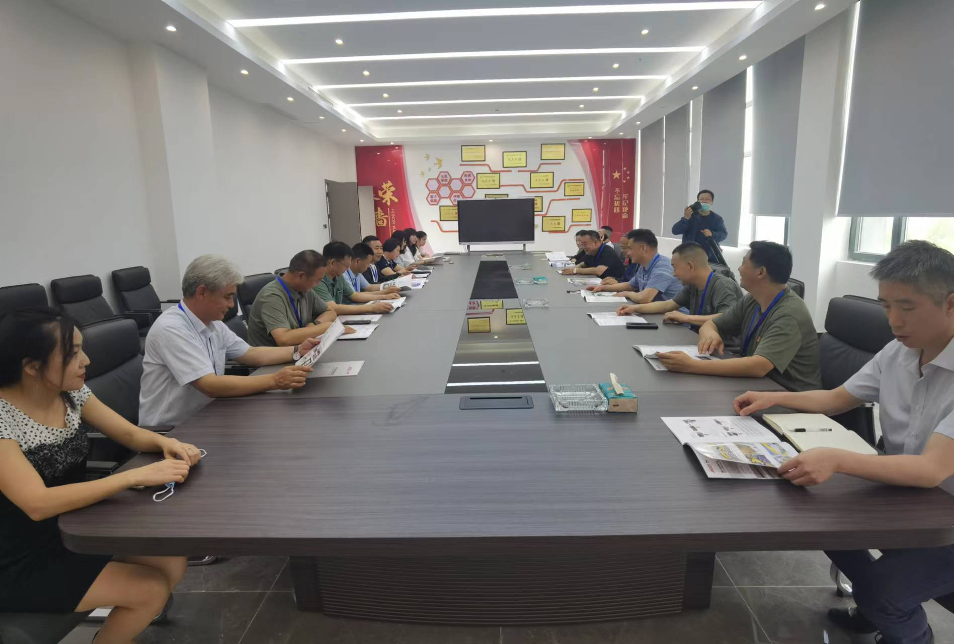 人大代表行丨南蒲街道人大代表团莅临访阿尔法公司座谈